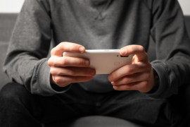 Kurangi berponsel sambil menunduk  cegah saraf  terjepit di leher