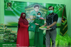 PPP Situbondo bagikan ratusan paket sembako kepada PKL