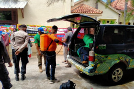 Pasokan terlambat, warga Pamekasan kesulitan mendapatkan oksigen