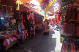 Kendati sepi pengunjung, pedagang pasar Lereng Bukittinggi tetap semangat berjualan