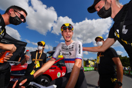 Mohoric bikin tim Bahrain Victorious  tersenyum saat klaim etape 19