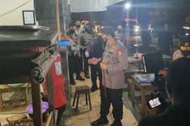 Kapolri Blusukan di Solo Bagi-bagi Sembako ke Warga dan Pedagang Angkringan