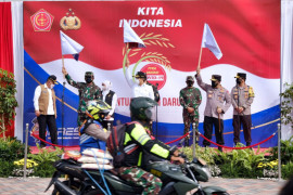 TNI-Polri distribusikan 2.500 ton beras dan 70.000 paket sembako