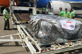 Tabung oksigen dari Singapura mendarat di Bandara Adi  Soemarmo