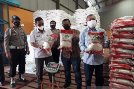 Bulog Kediri salurkan bantuan beras untuk KPM saat PPKM