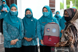 PKK Provinsi bantu 10 tas tanggap bencana dan 40 paket sembako kepada warga HST