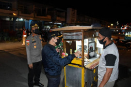 Bupati Sambas kunjungi Pasar Pemangkat minta warga patuhi PPKM Mikro