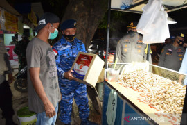TNI/Polri salurkan bantuan  sembako masyarakat terdampak PPKM darurat