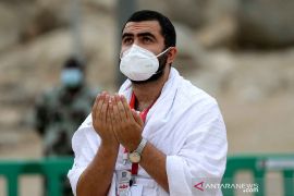 Ribuan jamaah haji berdoa di Arafah untuk dunia bebas COVID-19