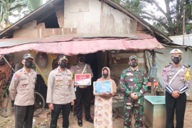 Warga Tabalong terdampak COVID-19 terima bantuan sembako