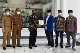 Mahasiswa Ciamis distribusikan plastik ramah lingkungan untuk daging kurban