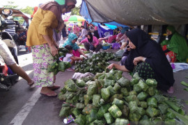 Penjual ketupat memadati bahu jalan depan pasar batas kota Makassar-Maros