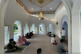 Bupati Lumajang bersama keluarga dan staf Shalat Idul Adha di mushalla pendapa