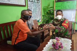 Warga Biak serahkan revolver eks PD II ke Koramil 1708-01/Biak Kota