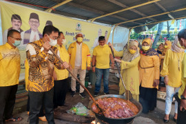 120 kilogram daging rendang dibagikan Golkar Sumbar untuk pasien COVID-19 dan masyarakat