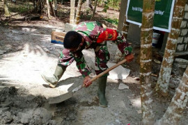 Koramil Kemtuk Gresi bangun jamban MCK warga