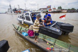 Pembagian Daging Kurban Di Alur Sungai Barito