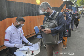 Sejumlah dokumen perjalanan sebagai syarat naik KRL tetap dilanjutkan