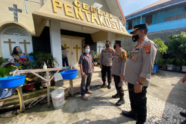 TNI dan Polri perbaiki rumah warga rusak akibat tawuran