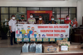 Adaro dan mitra kerja serahkan bantuan 4.500 masker