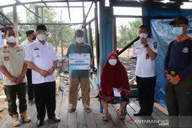 Serahkan bantuan korban kebakaran, Bupati HSS ungkapkan rasa duka mendalam