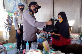 Bantu pedagang kecil terdampak Covid-19, Polsek Sekotong salurkan bantuan sembako