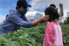 Satgas BUMN serahkan 160 kaleng daging untuk korban erupsi Sinabung