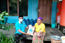 KNPI PPU Kaltim bagikan daging dan beras  ke rumah warga