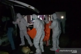 Belum diketahui penyebabnya, ibu dan anak ditemukan tewas membusuk