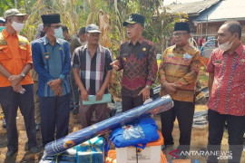 Keluarga Dul korban kebakaran di Meranti terima bantuan dari Pemda