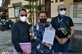 Kuasa hukum keluarga Erman Safar memberikan laporan pengaduan ke Polres Bukittinggi