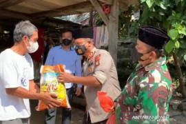 Kodim-Polres Bangka Barat sosialisasi prokes sambil bagi beras