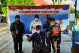 Masyarakat pesisir Ternate ikuti vaksinasi massal bersama Lanal, begini penjelasannya