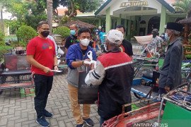 Idul Adha 1442 H, wartawan Pemprov Jatim bagikan daging kurban