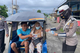 Polwan Polda Gorontalo bagikan masker gratis ke warga