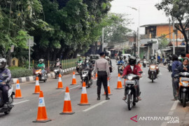 Petugas gabungan putar balik 106 kendaraan bermotor ke Depok