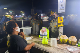 Kapolres Muarojambi bagikan sembako langsung ke rumah warga miskin