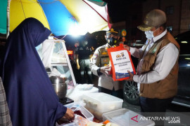 Alfedri bagikan bansos Polres Siak di Tualang