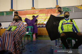 Tukang cukur di Garut dilibatkan distribusikan bantuan PPKM