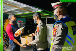Polda Gorontalo bagikan bantuan sosial untuk masyarakat