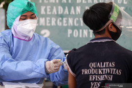 Vaksin tetap bisa melindungi tubuh dari infeksi COVID-19 meski antibodi turun