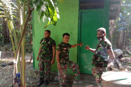 Personel TNI Koramil Sentani bangun jamban MCK rumah warga Khalkote Riki Ongge