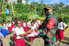 Satgas TNI Yonif 131 bagikan seragam sekolah di perbatasan saat Hari Anak Nasional