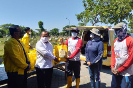 Golkar bagikan ratusan bingkisan  sembako ke petugas pemakaman TPU Keputih Surabaya