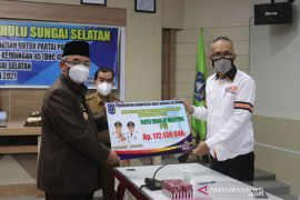 Dana hibah bantuan keuangan partai politik dan DHC 45 HSS diserahkan