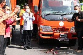 Gubernur Bali serahkan 45 ton beras dari ASN untuk warga