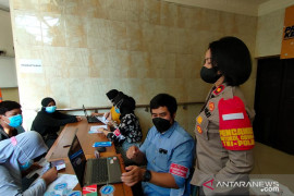 Polsek Tanjung Duren vaksinasi massal untuk 500 warga Grogol