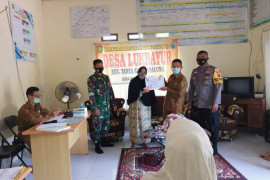 Warga Desa Luk Bayur Tabalong terima BLT