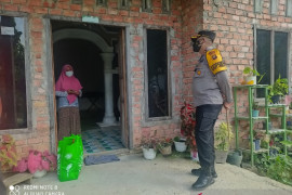Kapolres Muarojambi berikan motivasi dan bantuan vitamin pasien 'isoman'
