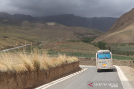 13 tewas, 45 terluka akibat kecelakaan bus di Gansu-China